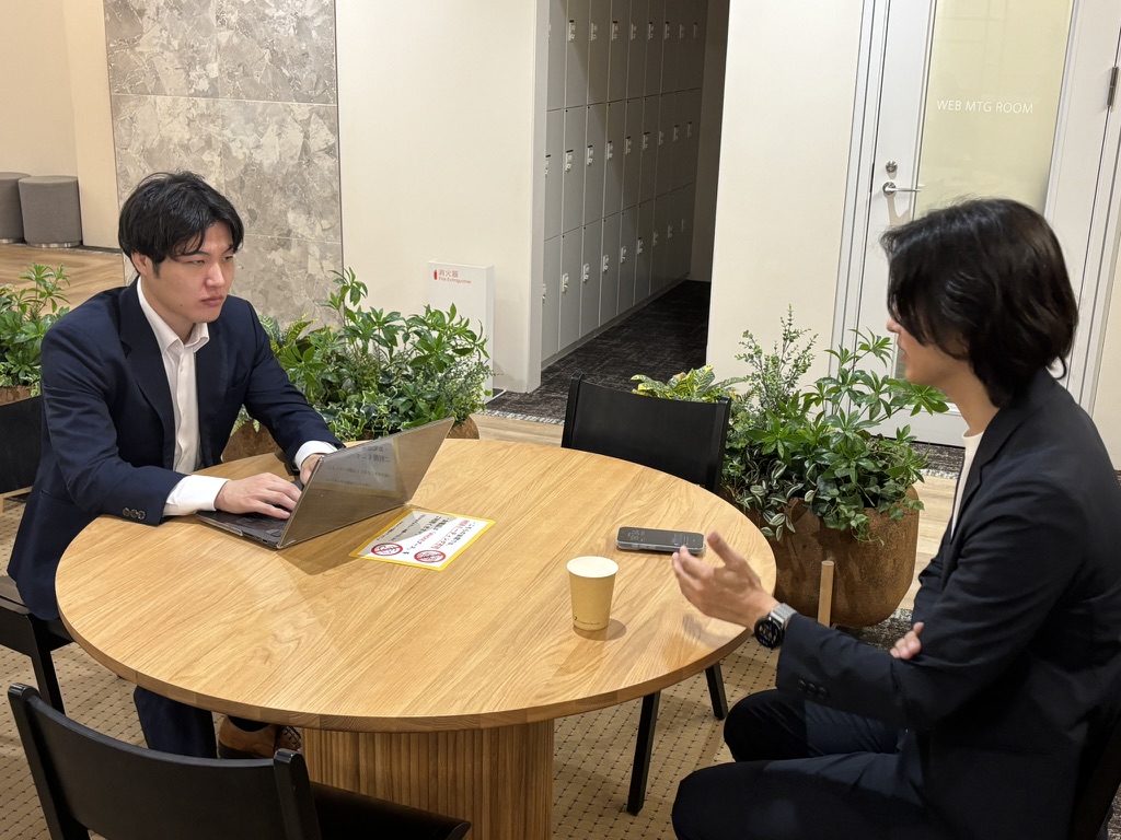 取り組みの詳細にに関してWINDOMとxcuuが話している様子