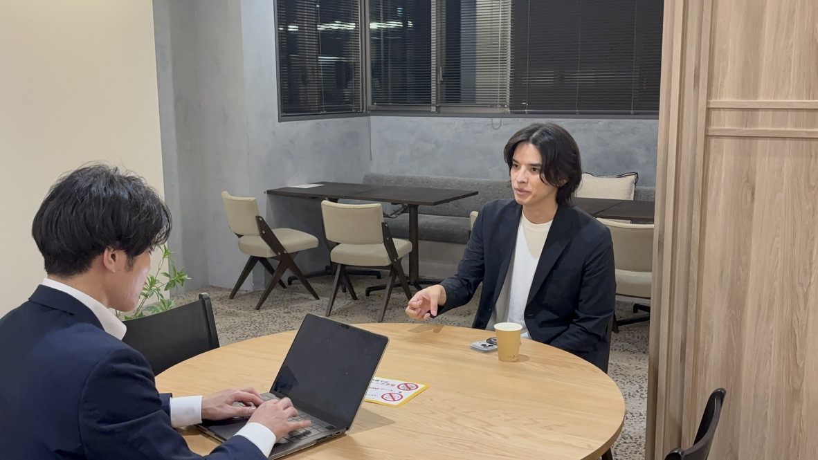 WINDOMがXcuu様へBtoBマーケティング支援に関してインタビューしている様子