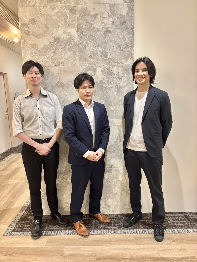 WINDOM川口とWINDOMの青柳、Xcuu山田の事例インタビューの集合写真
